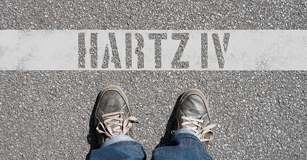 Aufschrift auf dem Straße: Hartz IV © istockphoto.com / Stadtratte Aufschrift auf dem Straße: Hartz IV