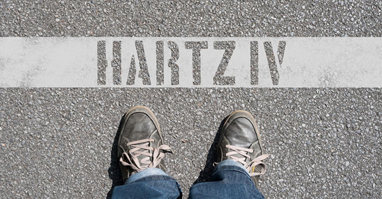 Aufschrift auf dem Straße: Hartz IV 