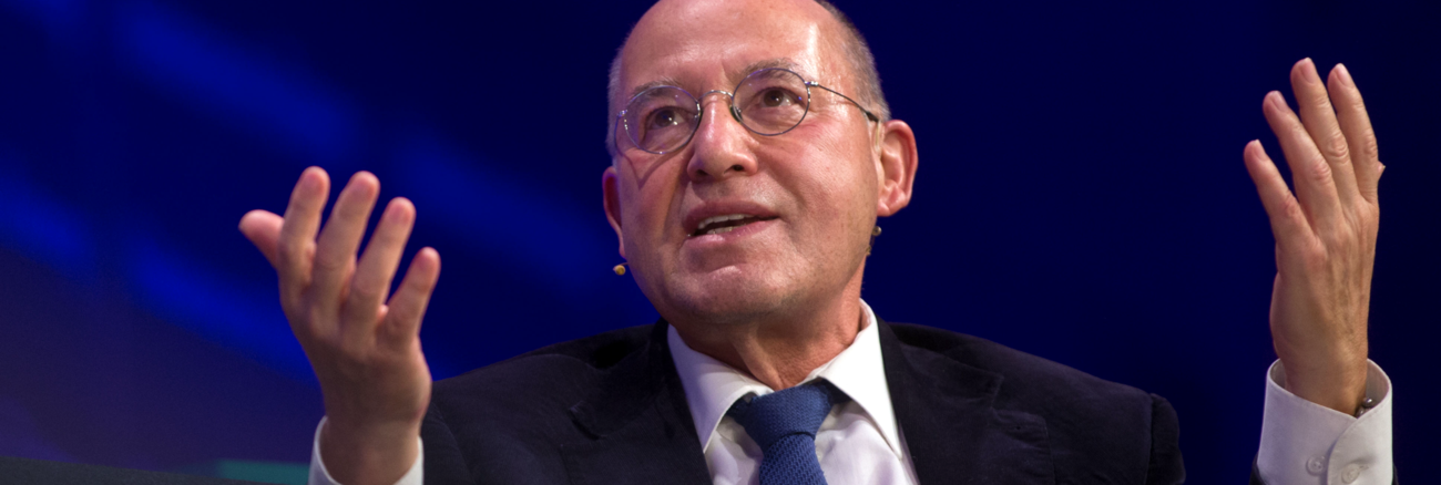 Gregor Gysi hat beide Arme ausgestreckt und blickt beim Sprechen nach oben © picture alliance/SZ Photo/Johannes Simon