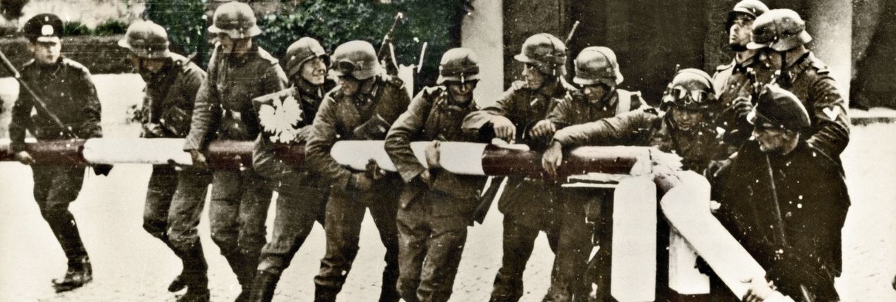 Soldaten der deutschen Wehrmacht reißen am 1. September 1939 den Schlagbaum der polnischen Grenze am Zollhaus der Straße Zoppot-Gdingen ein © picture alliance/ullstein bild