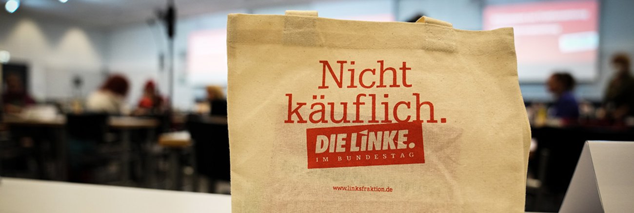 Nicht käuflich! Geschenktüte für die Delegierten der Linksfraktion