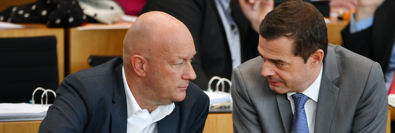 Kemmerich (FDP) und Mohring (CDU) machen am 5. Februar 2020 im Thüringer Landtag gemeinsame Sache mit den Rechtsextremen von der AfD © Martin Schutt/dpa