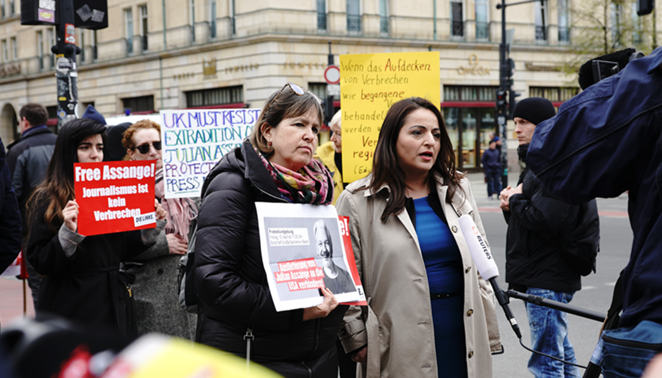 Demonstration am 12. April 2019 vor der Britischen Botschaft in Berlin gegen die Verhaftung von Wikileaks-Gründer Julian Assange © Olaf Krostiz