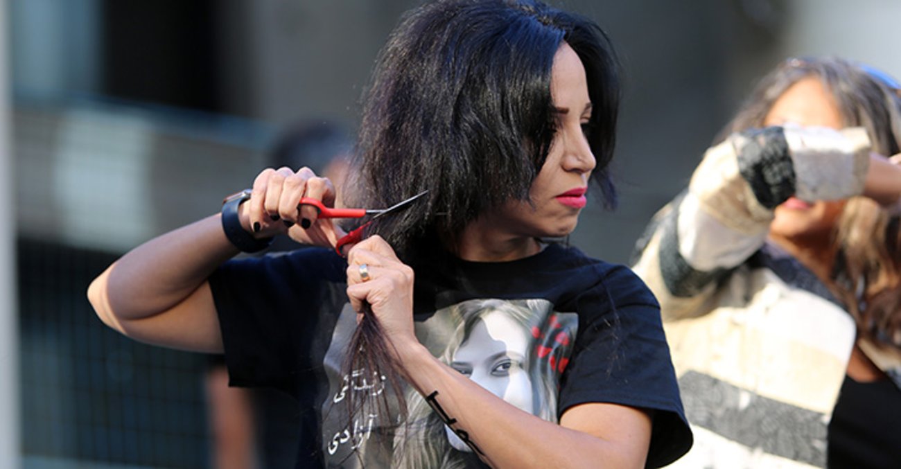 Proteste im Iran: Frauen schneiden sich Haare ab