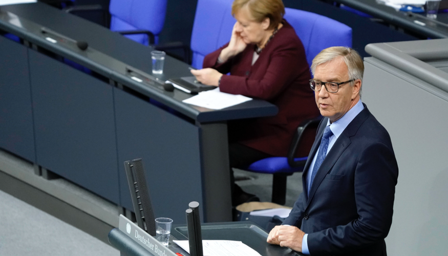 Bundeskanzlerin Merkel schaut währender Antwort von Dietmar Bartsch auf ihre Regierungserklärung auf ihr Handy © picture alliance/Flashpic/Jens Krick Bundeskanzlerin Merkel schaut währender Antwort von Dietmar Bartsch auf ihre Regierungserklärung auf ihr Handy © picture alliance/Flashpic/Jens Krick