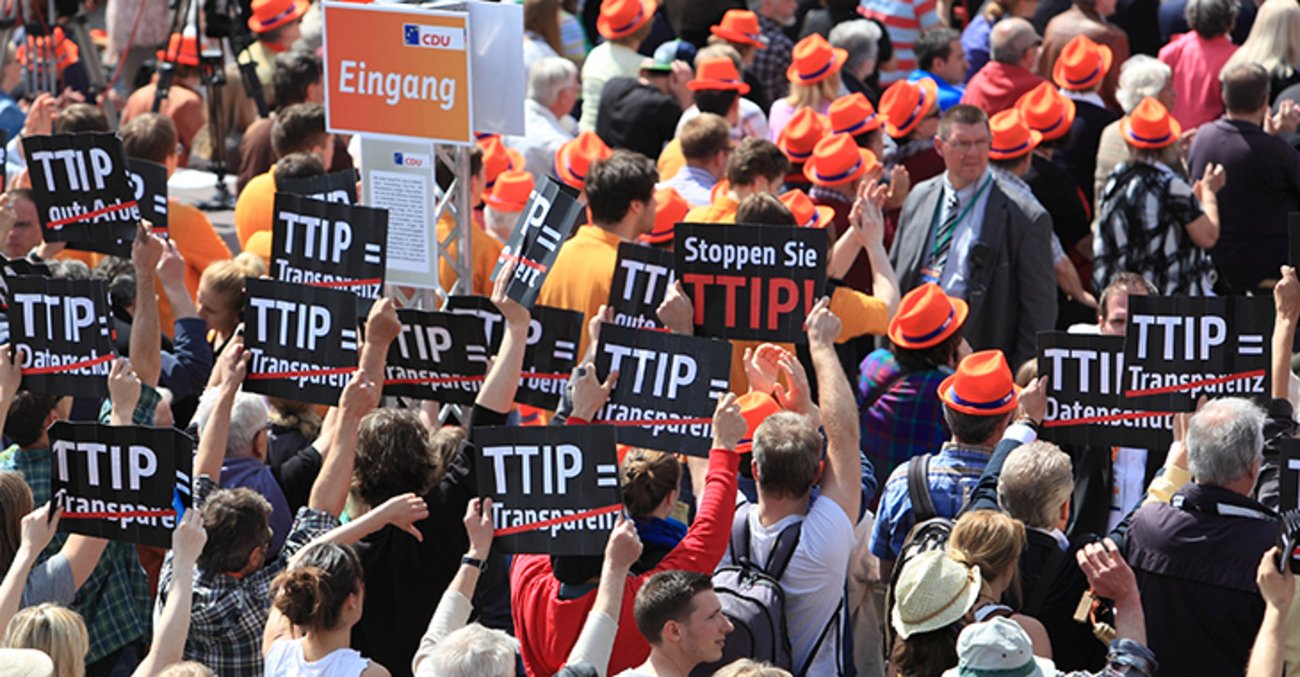 "Stoppen Sie TTIP" Campact-Flashmob in Hamburg 2014. Foto: Ulrike Schmidt/Campact (CC-BY-NC 2.0)