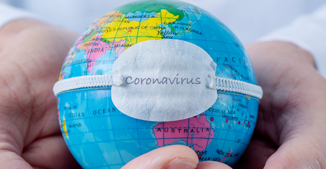 Coronavirus: Ein Mann mit weißem Kittel hält in seinen Händen eine kleine Erdkugel, die einen symbolischen Mundschutz trägt, auf dem "Coronavirus" steht. Das Bild zeigt einen Ausschnitt, eine Nahaufnahme der Hände. Foto: istock.com/nito100 Coronavirus: Ein Mann mit weißem Kittel hält in seinen Händen eine kleine Erdkugel, die einen symbolischen Mundschutz trägt, auf dem "Coronavirus" steht. Das Bild zeigt einen Ausschnitt, eine Nahaufnahme der Hände. Foto: istock.com/nito100