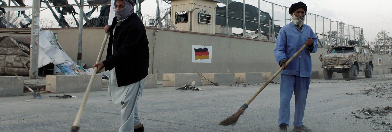 Mitarbeiter der Stadtreinigung kehren am 11. November 2016 im afghanischen Mazar-i-Sharif die Straße vor dem bei einem Anschlag schwer beschädigten deutschen Konsulat © REUTERS/Anil Usyan