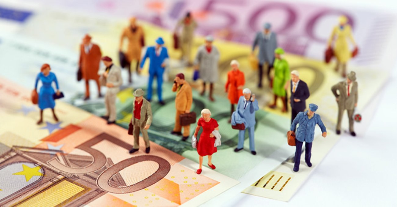 Miniaturfiguren auf Euro-Geldscheinen © iStockphoto.com/starfotograf