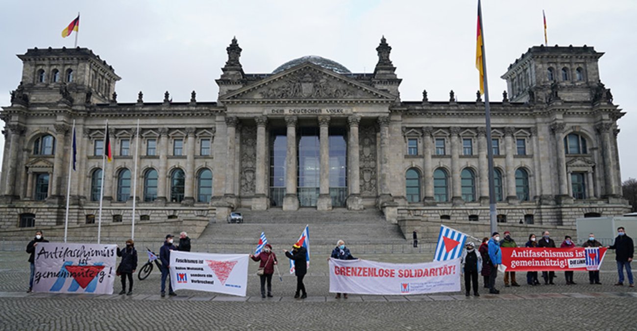 Protest vor dem Reichstagsgebäude: Antifaschismus ist gemeinnützig