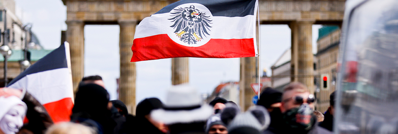 Reichsbürger auf einer Demo vor dem Brandenburger Tor in Berlin