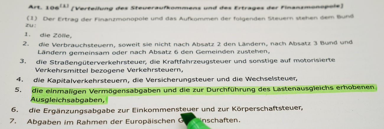 Der Satz 5, Artikel 106 im Grundgesetz zur Vermögensabgabe mit grünem Marker hervorgehoben Der Satz 5, Artikel 106 im Grundgesetz zur Vermögensabgabe mit grünem Marker hervorgehoben