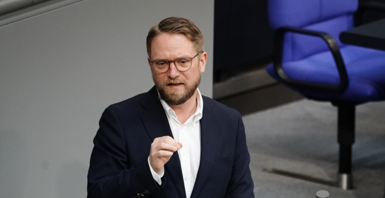 Jan Korte am Rednerpult des Bundestages Jan Korte am Rednerpult des Bundestages