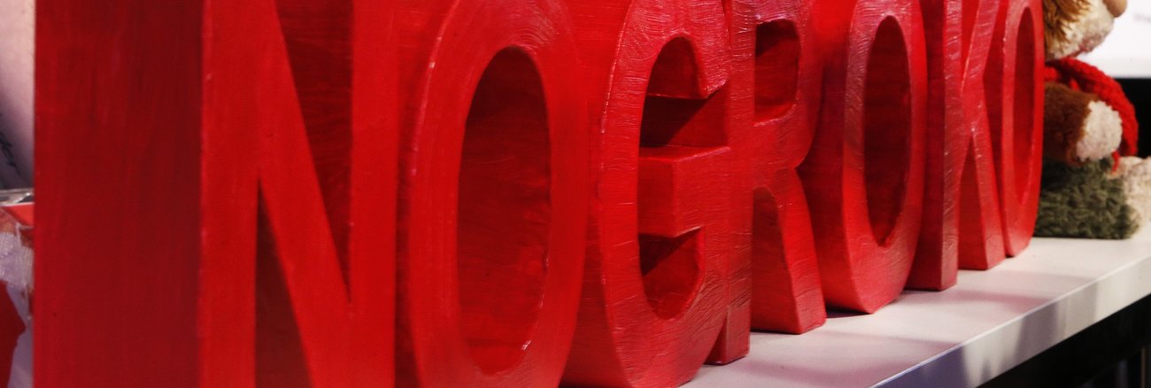 NOGROKO steht als rote Buchstaben auf einem Tisch beim SPD-Sonderparteitag am 21. Januar 2018 in Bonn © picture alliance/AP Photo