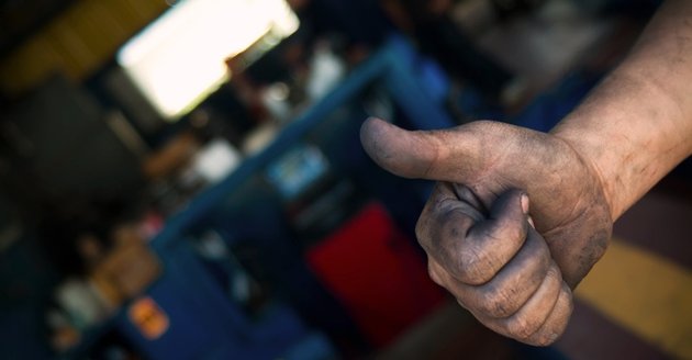 Hand eines Arbeiters zeigt: Daumen hoch @ iStock/edfuentesg