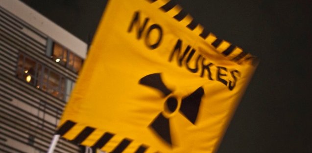 Gelbe Fahne mit der Aufschrift No Nukes und dem Atom-Symbol © flickr.com/midorisyu