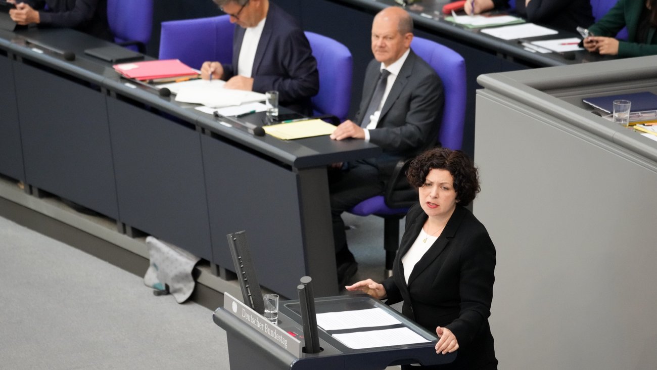 Amira Mohamed Ali am Rednerpult des Bundestages, dahinter Bundeskanzler Olaf Scholz auf der Regierungsbank