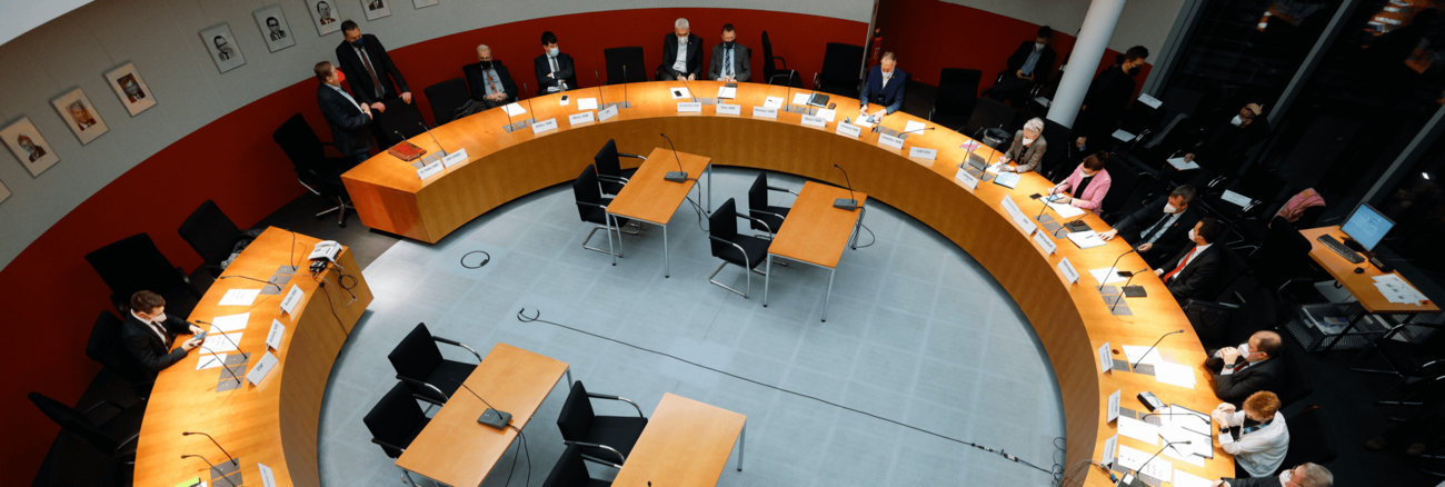 Blick von oben auf einen Ausschusssaal des Bundestages @ DBT/Tobias Koch