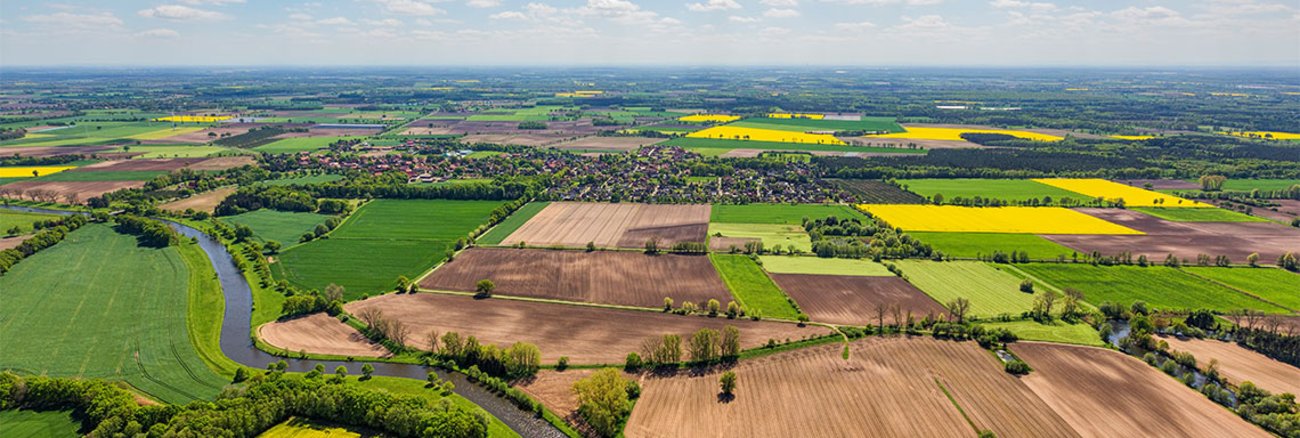 Blick über die Landschaft einer kleinen Kommune