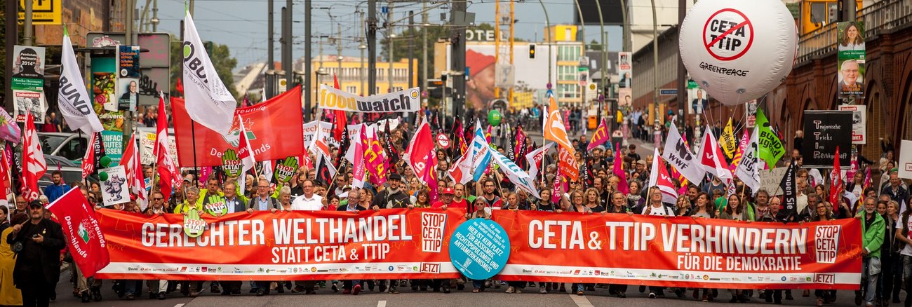 320.000 Menschen demonstrierten am 17. September 2016 bundesweit (wie hier in Berlin) gegen die Freihandelsabkommen TTIP und CETA © Jakob Huber/Campact 320.000 Menschen demonstrierten am 17. September 2016 bundesweit (wie hier in Berlin) gegen die Freihandelsabkommen TTIP und CETA © Jakob Huber/Campact