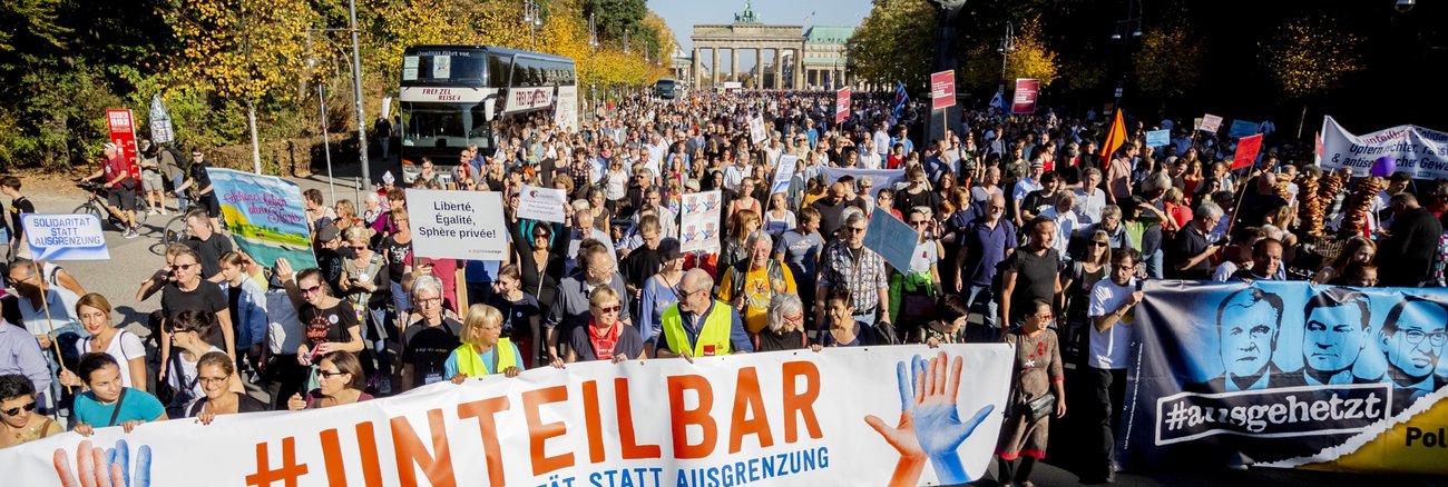 Mehr als 240.000 Menschen am 13. Oktober 2018 in Berlin bei der Unteilbar-Demo unter dem Motto »Solidarität statt Ausgrenzung« © Christoph Soeder/dpa-Zentralbild/dpa