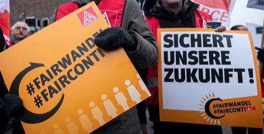 IG-Metall-Demo am 20. November 2019 vor der Continental-Konzernzentrale in Hannover gegen angekündigte Standortschließungen und Stellenabbau © Peter Steffen/dpa IG-Metall-Demo am 20. November 2019 vor der Continental-Konzernzentrale in Hannover gegen angekündigte Standortschließungen und Stellenabbau Peter Steffen/dpaIG-Metall-Demo am 20. November 2019 vor der Continental-Konzernzentrale in Hannover gegen angekündigte Standortschließungen und Stellenabbau © Peter Steffen/dpa