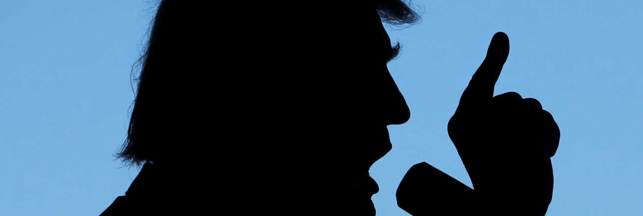 Silhouette von Donald Trump am Mikrofon mit erhobenem Zeigefinger © REUTERS/Jonathan Ernst