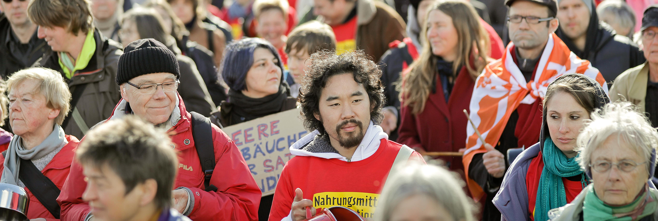 Menschen demonstrieren für Nahrungsmittelsicherheit. Bild: Flickr.com/Campact (CC BY-NC 2.0)