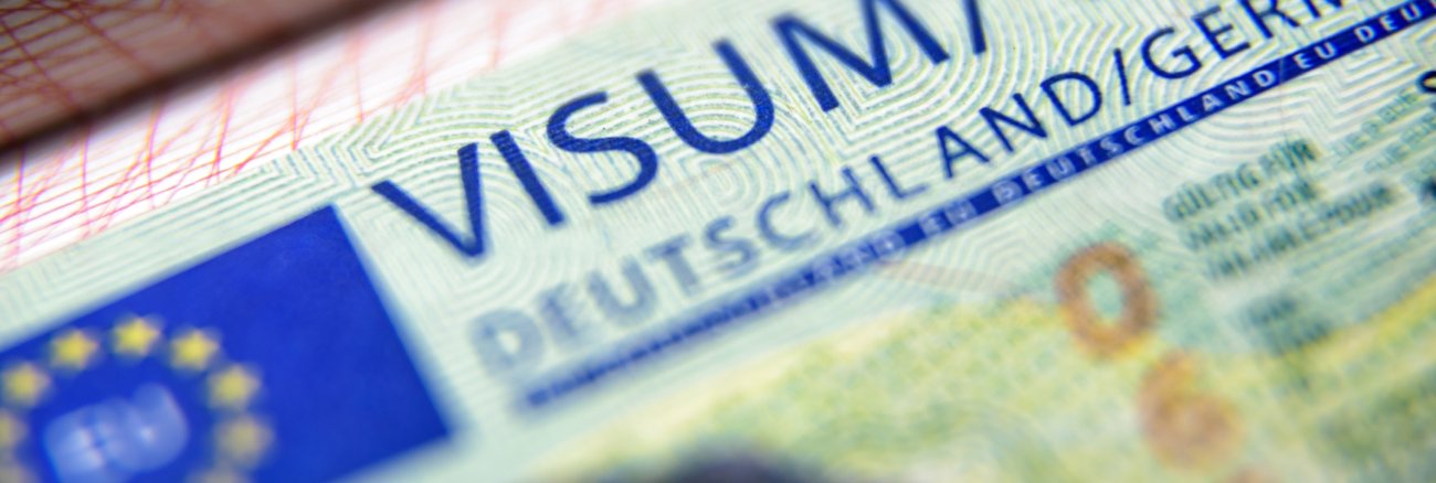 Nahaufnahme eines deutschen Visums in einem Reisepass © iStock/scaliger