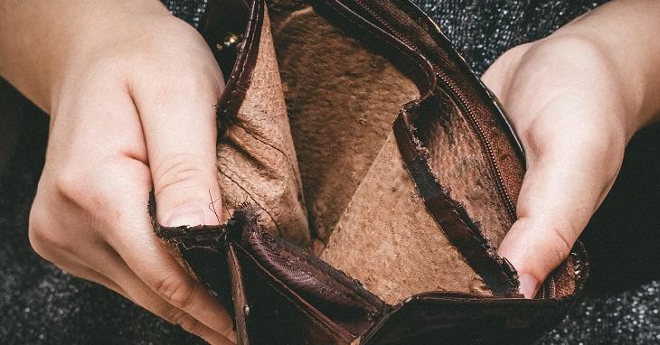 Hände halten ein leeres Portemonnaie auf Hände halten ein leeres Portemonnaie auf