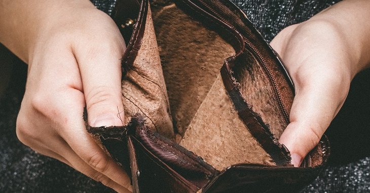 Hände halten ein leeres Portemonnaie auf Hände halten ein leeres Portemonnaie auf