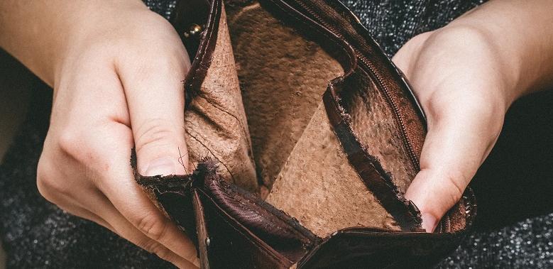 Hände halten ein leeres Portemonnaie auf Hände halten ein leeres Portemonnaie auf