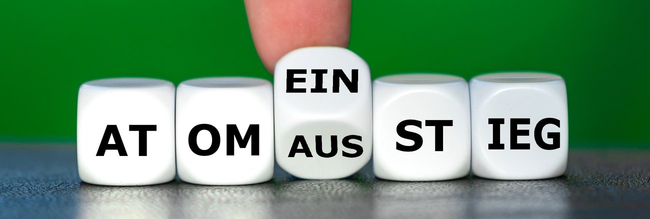 Atomausstieg oder Atomeinstieg - ein Finger kippt einen Würfel mit den Silben aus und ein © iStock/Fokusiert Atomausstieg oder Atomeinstieg - ein Finger kippt einen Würfel mit den Silben aus und ein © iStock/Fokusiert