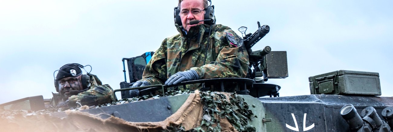 Bundesverteidigungsminister Boris Pisttroius (SPD) in einem Leopard-Kampfpanzer der Bundeswehr © picture alliance/Kirchner-Media|David Inderlied