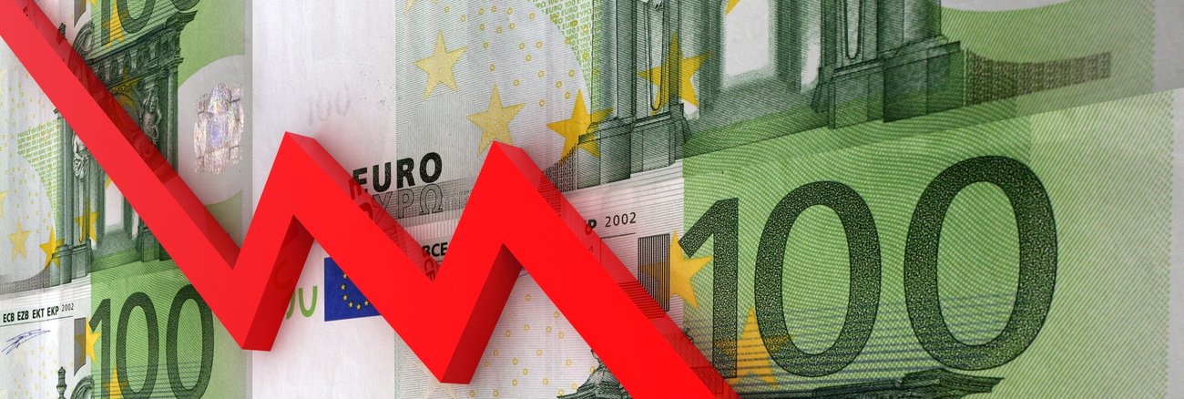 Roter abfallender Pfeil vor Einhundert-Euro-Scheinen © iStock/alexsl
