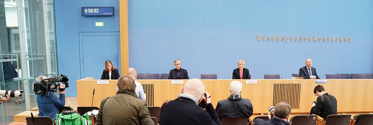 Vorstellung des 8-Punkte-Plans für gleichwertige Lebensverhältnisse bis 2025 mit Eva von Angern, Dietmar Bartsch und Simone Oldenburg Vorstellung des 8-Punkte-Plans für gleichwertige Lebensverhältnisse bis 2025 mit Eva von Angern, Dietmar Bartsch und Simone Oldenburg