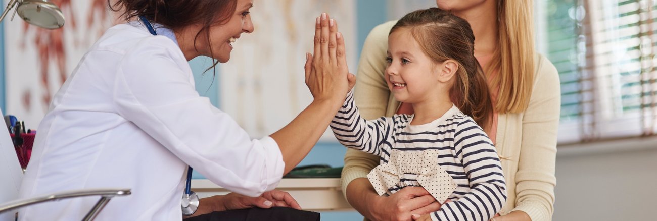 Ärztin und Mädchen geben sich High Five © iStockphoto.com/gpointstudio