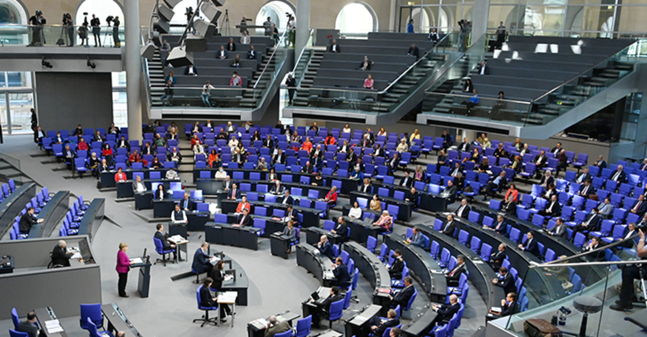 Bundestagssitzung im Plenarsaal mit Kanzlerin Angela Merkel am Pult @DBT/Achim Melde