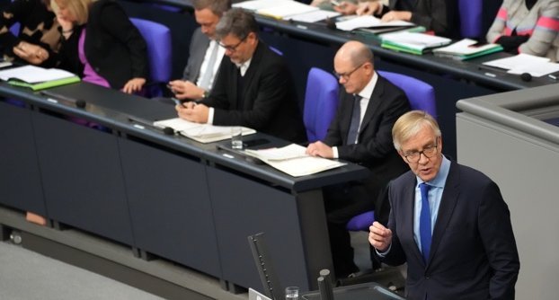 Dietmar Bartsch am Rednerpult des Bundestages, dahinter auf der Regierungsbank Bundeskanzler Olaf Scholz, Robert Habeck und Christian Lindner
