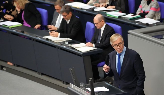 Dietmar Bartsch am Rednerpult des Bundestages, dahinter auf der Regierungsbank Bundeskanzler Olaf Scholz, Robert Habeck und Christian Lindner Dietmar Bartsch am Rednerpult des Bundestages, dahinter auf der Regierungsbank Bundeskanzler Olaf Scholz, Robert Habeck und Christian Lindner