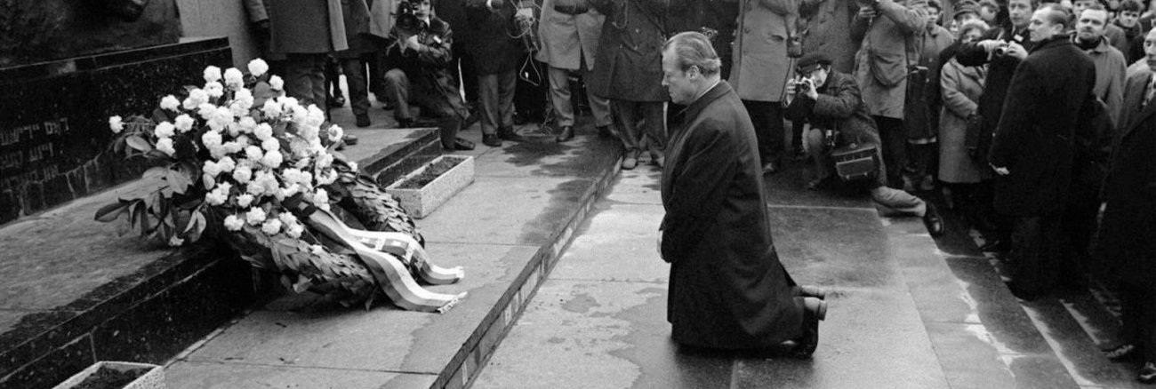 Bundeskanzler Willy Brandt kniet am 7. Dezember 1970 vor dem Mahnmal im einstigen jüdischen Ghetto in Warschau © dpa