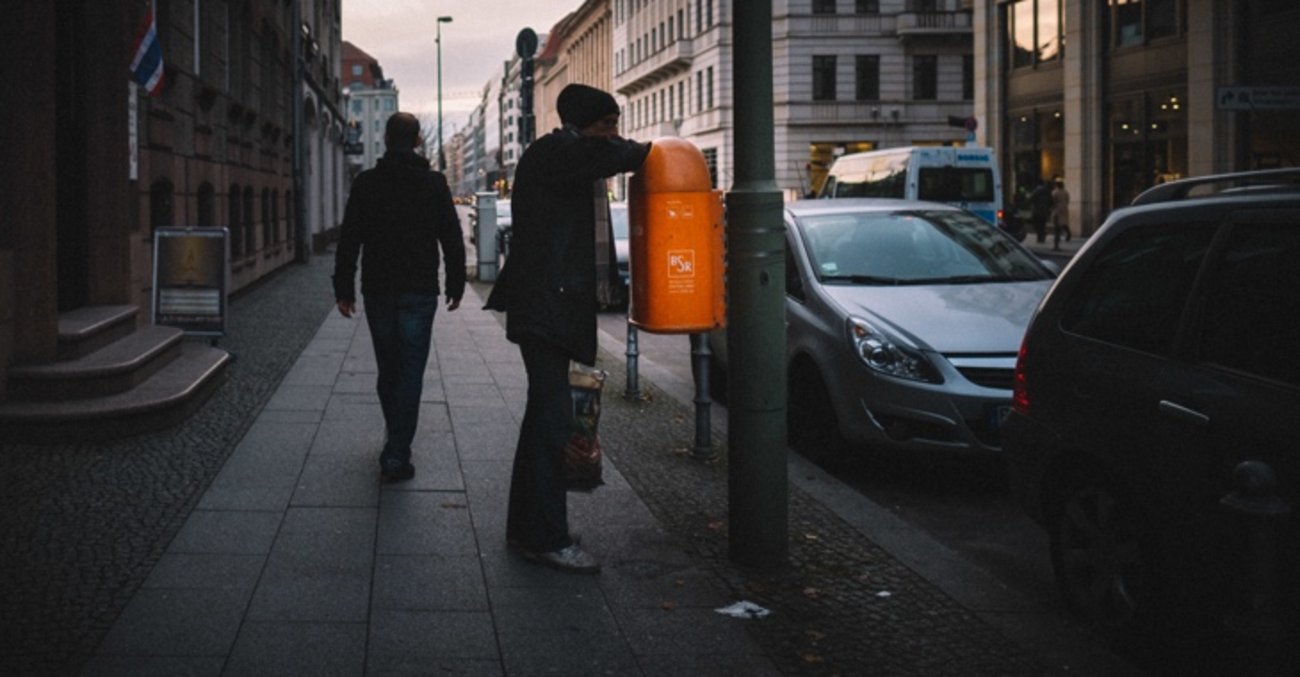 Ein Mann greift in Berlin in einen Mülleimer der BSR © picture alliance/Robert Schlesinger