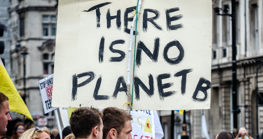 Teilnehmer am globalen Klimastreik halten ein Schild mit der Aufschrift: There ist no Planet B