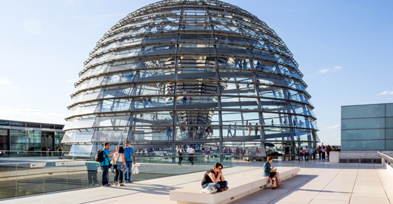 Glaskuppel auf dem Plenargebäude des Bundestages © flickr.com/infomastern