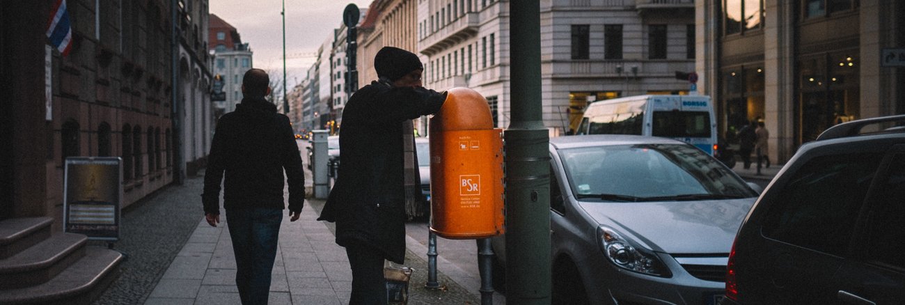 Ein Mann greift in Berlin in einen Mülleimer der BSR © picture alliance/Robert Schlesinger