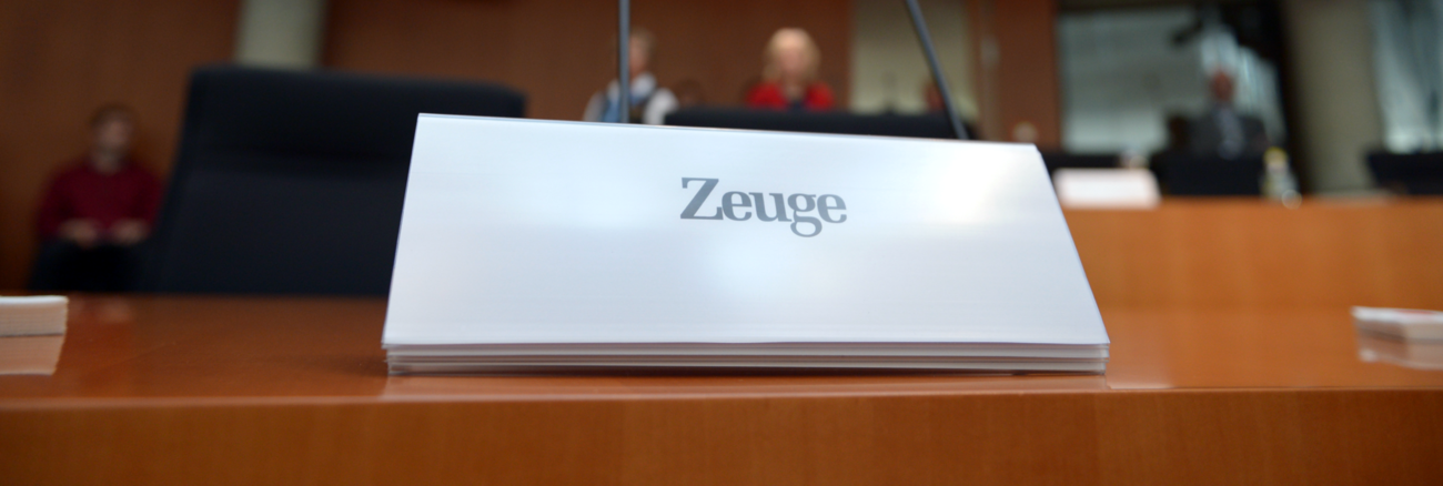 Untersuchungsausschuss des Bundestages - ein Tischschild mit der Aufschrift Zeuge © picture alliance/dpa/Rainer Jensen