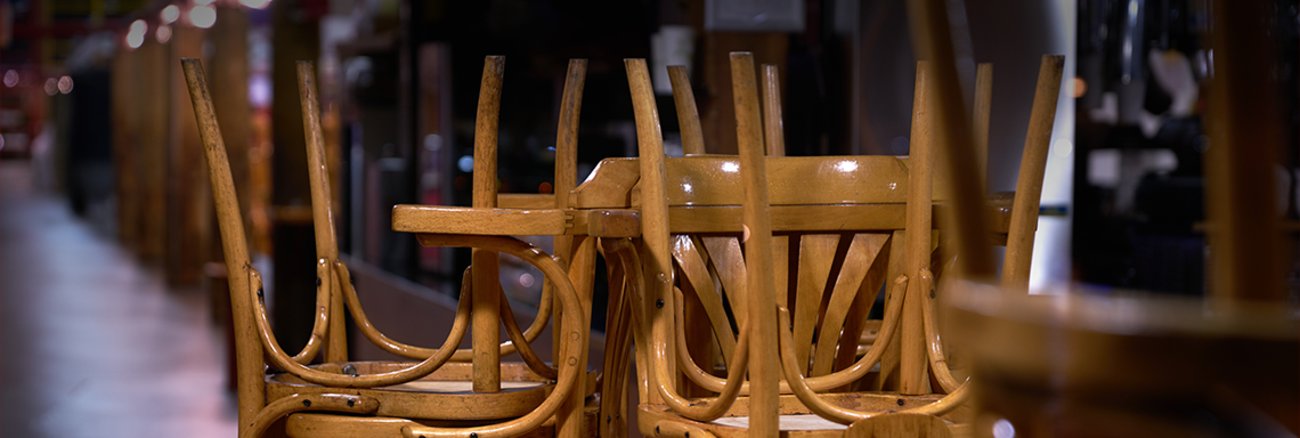 Umgedrehte Stühle in einer geschlossen Gastwirtschaft