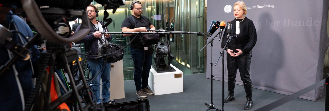 Fernsehkameras und Tontechniker beim Pressestatement mit Gesine Lötzsch im Bundestag © picture alliance/Flashpic|Jens Krick
