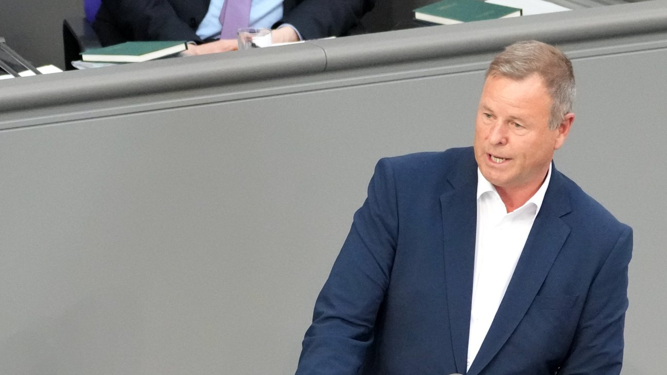 Christian Görke am Rednerpult des Bundestages