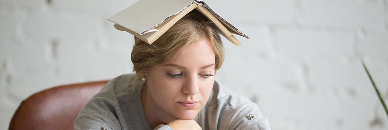 Bedient: Studentin mit Buch auf dem Kopf und viel zu wenig BAföG